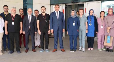 Sağlıkçılar ve hastaların bayramını kutladı
