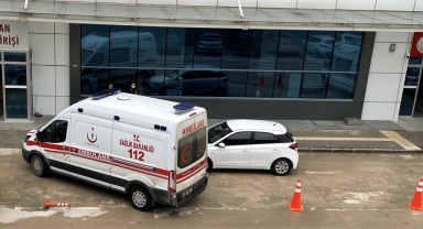 Sinop'ta bariyere çarpan otomobildeki 3 kişi yaralandı