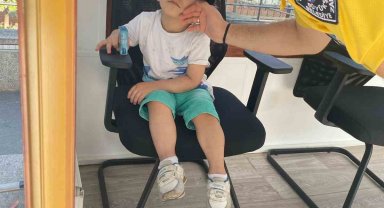 Turizm zabıtası kaybolan yabancı uyruklu çocuğun ailesini buldu