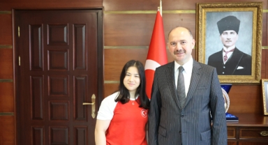 Vali Serdengeçti, Avrupa Şampiyonu Deva Dübüş’ü Tebrik Etti