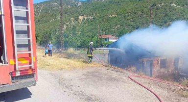 Yanan otlardan sıçrayan kıvılcımlar odunluğu küle çevirdi