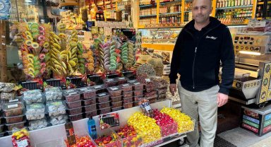 Yaşlı kadının kolonya hırsızlığı güvenlik kamerasında
