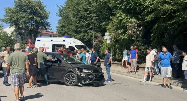 Ambulansı sollamaya kalkınca kaza yaptı; 1'i çocuk 2 kişi yaralandı