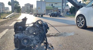 Bariyere çarpan otomobilin motoru fırladı