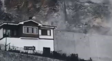 Bir hafta içinde ikinci kez evleri kayaların hedefi oldu