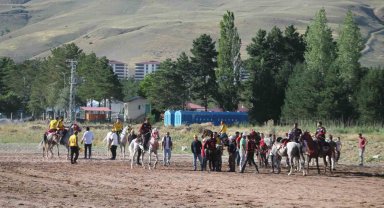 Çarpışan atlar izleyenlerin üzdü : Cirit müsabakasında korku dolu anlar...