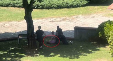 Eşini valilik önünde boğmaya çalıştı