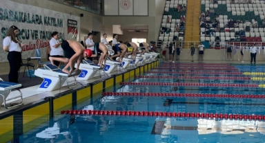 Giresun Çotanak Spor Kompleksi'nde geleceğin yüzme yıldızları sahne aldı