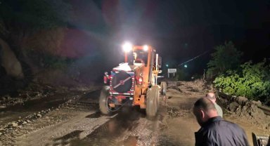 Giresun'da heyelan nedeniyle ulaşıma kapanan yolu açma çalışmaları başlatıldı