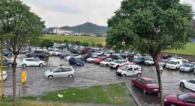 Göle dönen otoparkta onlarca araç mahsur kaldı
