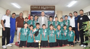 Görelespor U-12 Takımı Kupa Sevincini Başkan Dede ile Paylaştı