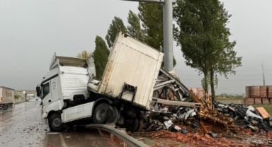 İnanılmaz kaza! Makaslayan tırın dorsesi paramparça oldu