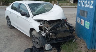 Kaza yapan otomobil hurdaya döndü, 2 yaralı