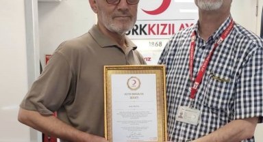 Kızılay'a 35. kez kan veren vatandaşa altın madalya