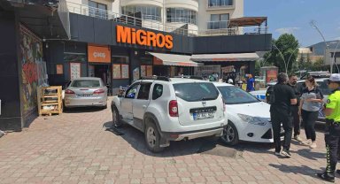 Kontrolden çıkan araç Migros'a girdi