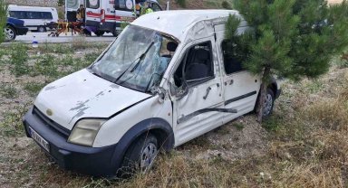 Kontrolden çıkan araç tarlaya uçtu: 2'si çocuk 7 yaralı