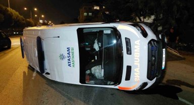 Otomobil ile ambulans çarpıştı: 3 yaralı