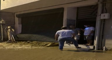 Sağanak yağış nedeniyle Giresun'da bir ev yan yattı...