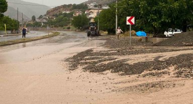 Sağanak yağışı trafikte aksamalara neden oldu