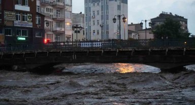 Taşma sınırına gelen Terme Çayı korkuttu