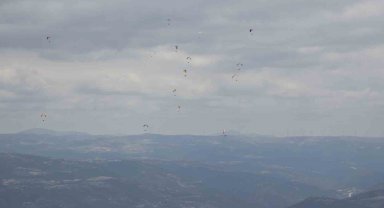 Tokat'ta sporcular uçarken, vatandaşlar izlerken heyecanlandı