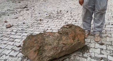 Yamaçtan kopan kayalar köyde paniğe neden oldu