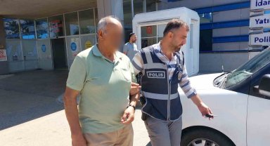 71 yaşındaki şahıs balkondaki eşine baktığı için hastane otoparkında bir kişiyi bıçakladı