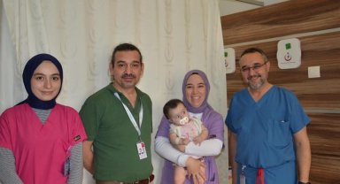 9 aylık bebeğin düğümlemenen bağırsağı ameliyatsız tedavi edildi