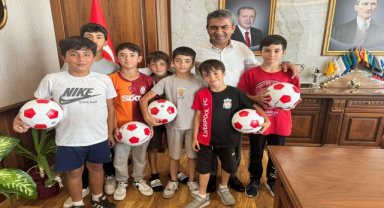 Amasya'da şikayet sahibi çocuklara başkandan futbol topu...