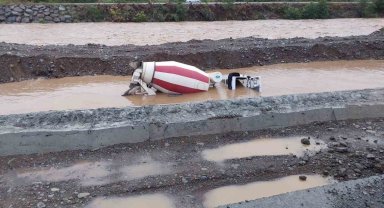 Arhavi'de beton mikseri sele teslim oldu...