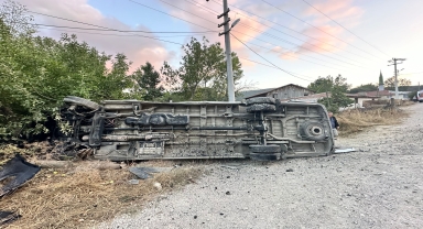 Bolu'da minibüs ile traktörün çarpıştığı kazada 15 kişi yaralandı