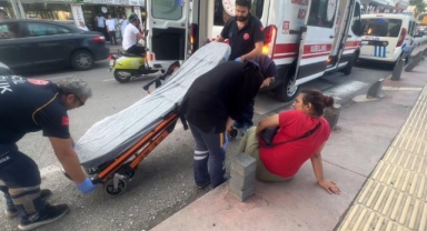 Cadde ortasında doğumu başladı... İmdadına sağlıkçılar yetişti