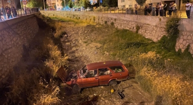 Çorum'da akarsu yatağına düşen araçtaki 3 kişi yaralandı