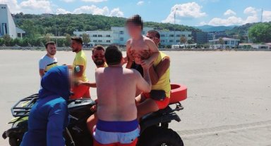 Denizde kayboldu zannedilen çocuk karada bulununca ailesi sevinç gözyaşı döktü