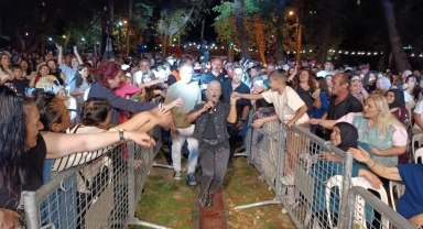 Devrek'te sanatçılar yaz şenliğinde konser verdi