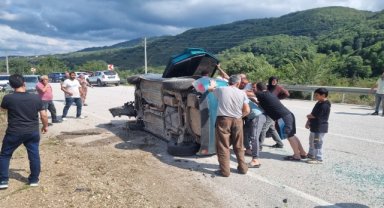 Devrilen otomobildeki 3 kişi yaralandı