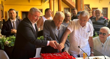 Dile Kolay: Tam 100 Yıl... Pasta Keserek Kutladılar