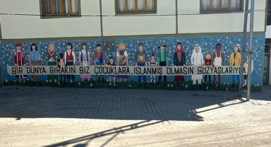 Emekli öğretmenin resimleri görenleri şaşkına çeviriyor...