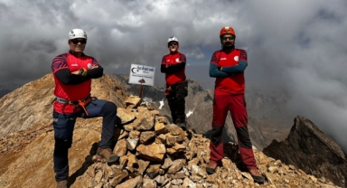 Giresun ekibi, Zafer Bayramı'nı Türkiye'nin en yüksek ikinci zirvesinde kutladı
