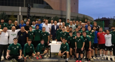 Giresunspor Yönetiminden Moral Desteği: Futbolculara Antrenman Sonrası Tatlı İkramı