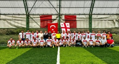 Halı sahada iki ülke gümrük çalışanları dostluk maçı yaptı...