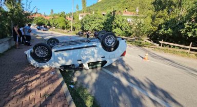 Kaldırıma çarpan otomobil takla attı: 1 yaralı