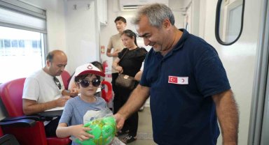 Kan bağışçısını getiren çocuğa futbol topu