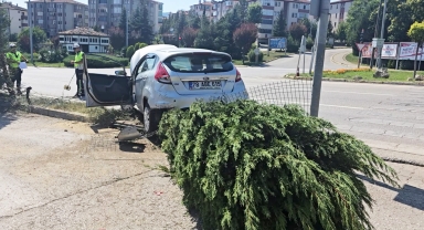 Karabük'te yol kenarındaki ağaçlara çarpan otomobilin sürücüsü yaralandı