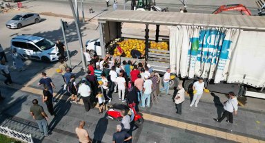 Karpuzdan sonra bu sefer 25 ton ücretsiz kavun dağıttı