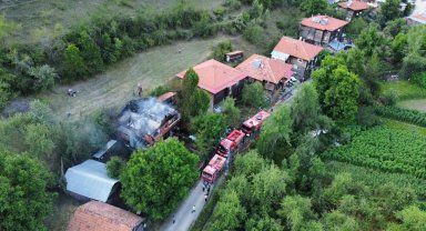 Kastamonu'da alevlere teslim olan iki katlı ev kullanılamaz hale geldi