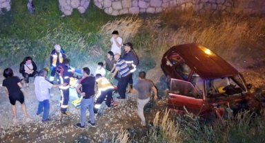 Kontrolden çıkan otomobil dereye uçtu: 3 yaralı