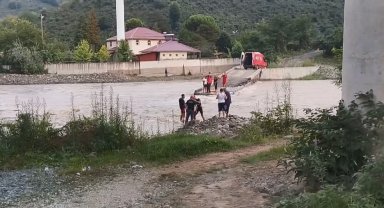 Köprü yıkıldı, imamın yardımına itfaiye ekipleri koştu