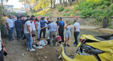 Korkunç kaza! Kamyonun çarptığı taksi yayaların arasına dalıp dereye uçtu: 1 ölü, 4 yaralı