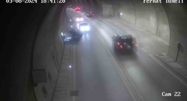 Motorlu bisiklet tünelde duvara çarparak devrildi: 2 yaralı
